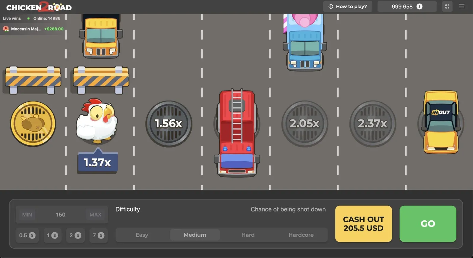 Chicken Road 2: la strada con le auto in movimento e il cartellino del moltiplicatore sotto la gallina